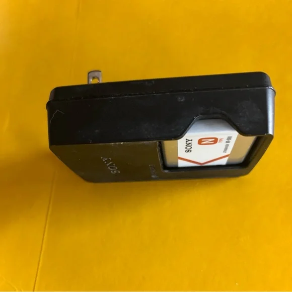 Sony rechargeable NP-BN1 Battery with wall charger - Picture 4 of 4
